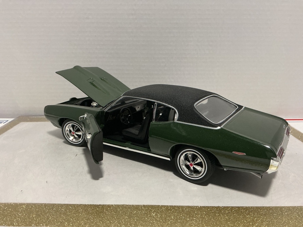1/18: ERTL 1969 PONTIC GTO DARK GREEN ON BLACK image