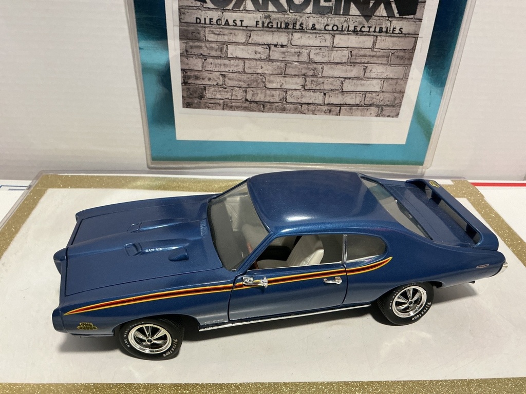1/18: ERTL 1969 PONTIAC GTO JUDGE BLUE ON CREAM W STRIPE image