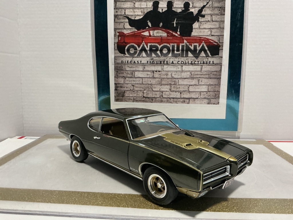 1/18: ERTL 1969 PONTIAC GTO ROYAL RAM AIR GREEN W GOLD image