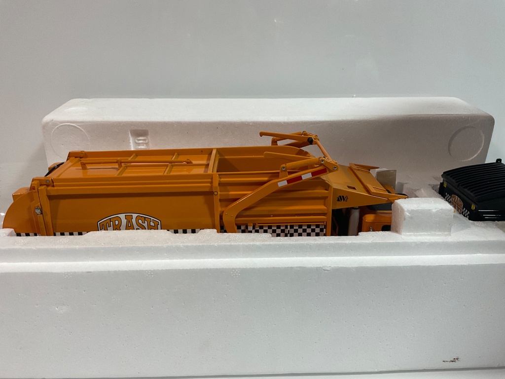 1/34 FIRST GEAR MR FRONT END LOADER REFUSE TRUCK WITH TRASH BIN - Photo 3