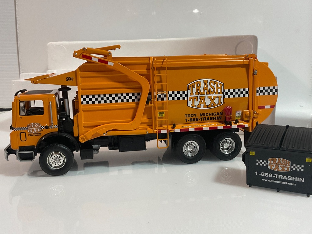1/34 FIRST GEAR MR FRONT END LOADER REFUSE TRUCK WITH TRASH BIN - Photo 4