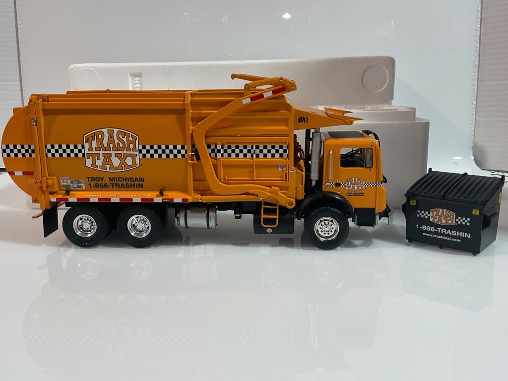 1/34 FIRST GEAR MR FRONT END LOADER REFUSE TRUCK WITH TRASH BIN - Photo 5