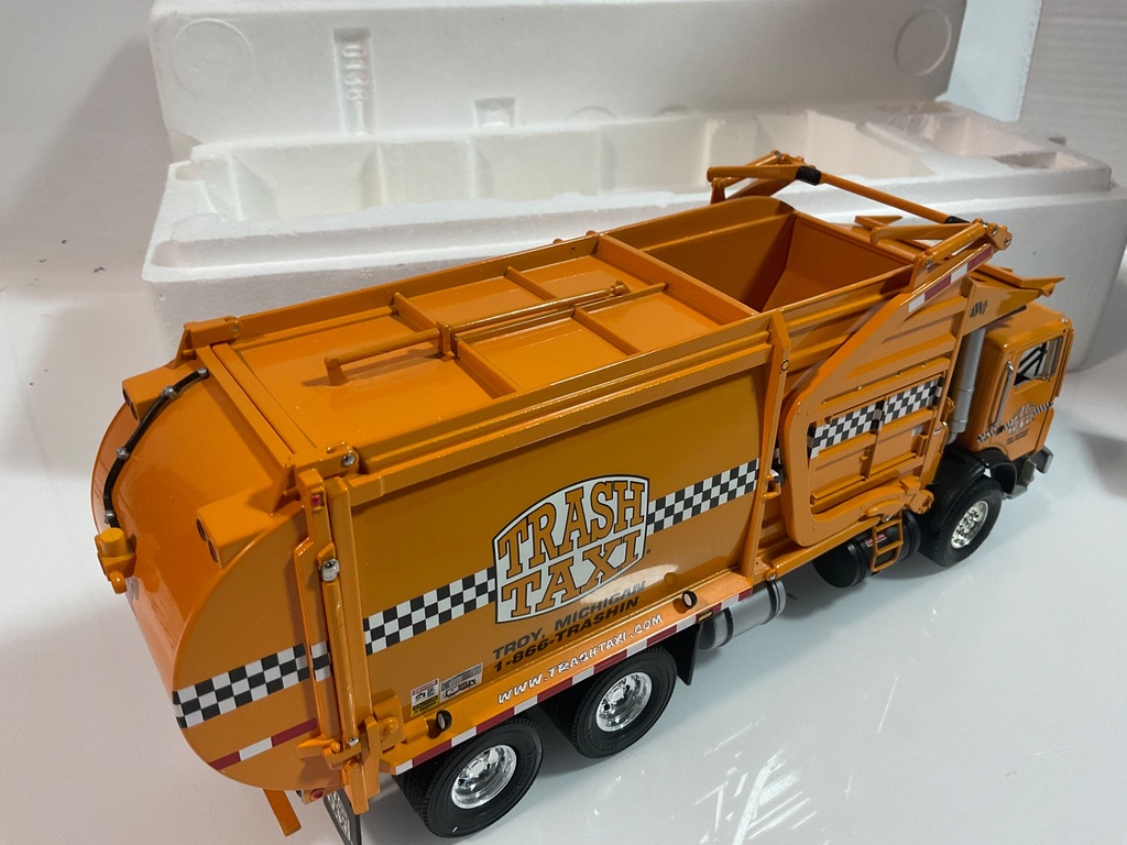 1/34 FIRST GEAR MR FRONT END LOADER REFUSE TRUCK WITH TRASH BIN - Photo 7
