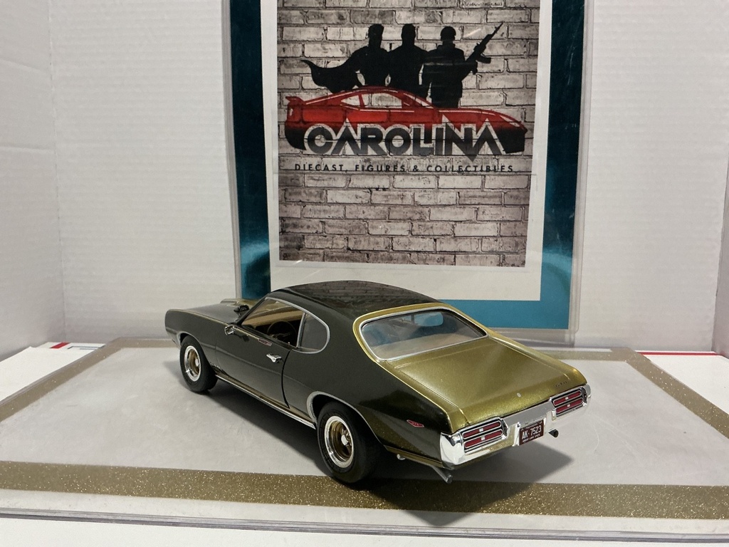 1/18: ERTL 1969 PONTIAC GTO ROYAL RAM AIR GREEN W GOLD image