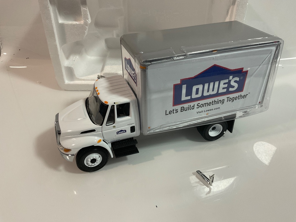 1/34 FIRST GEAR INTERNATIONAL DURASTAR TRUCK LOWE’S  RARE 10-3880 *MIRROR BROKEN  - Photo 3