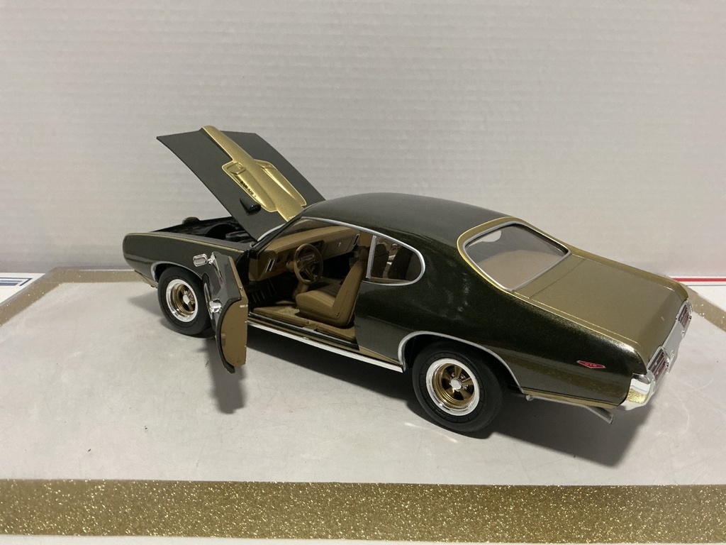 1/18: ERTL 1969 PONTIAC GTO ROYAL RAM AIR GREEN W GOLD image
