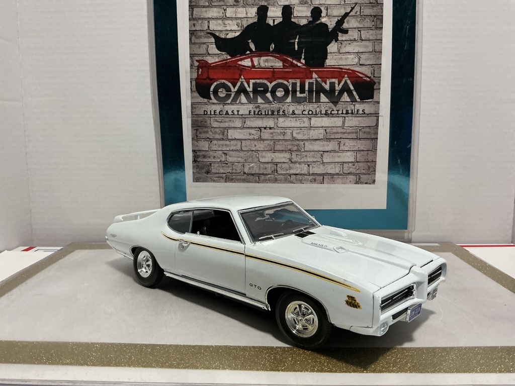 1/18: MOTOR MAX 1969 PONTIAC GTO WHITE ON BLACK image