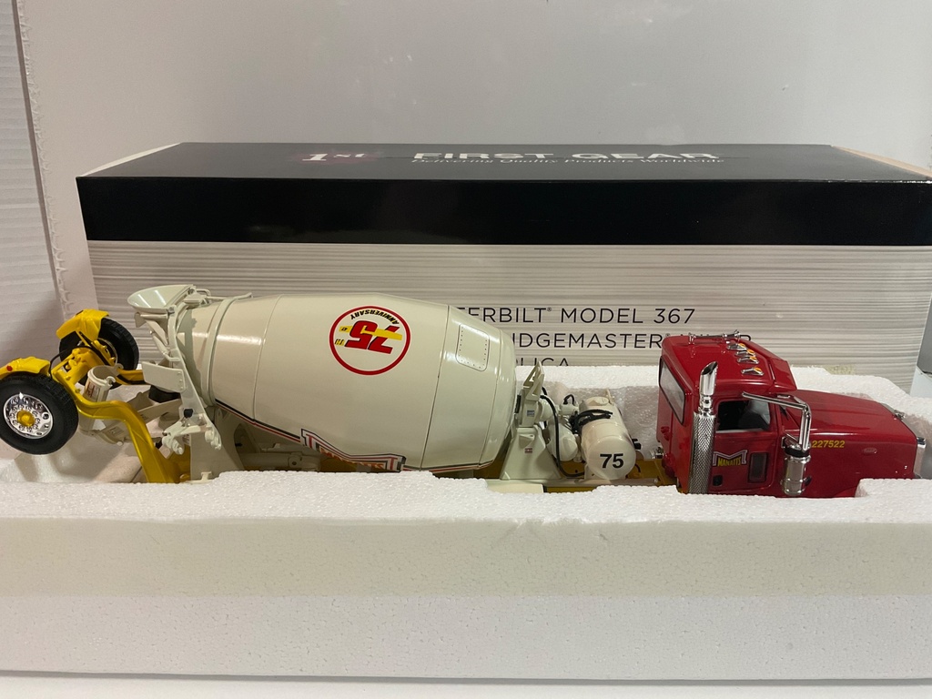 1/34 1ST GEAR PETERBILT MODEL 367 W/ MCNEILUS  BRIDEMASTER MIXER - Photo 2