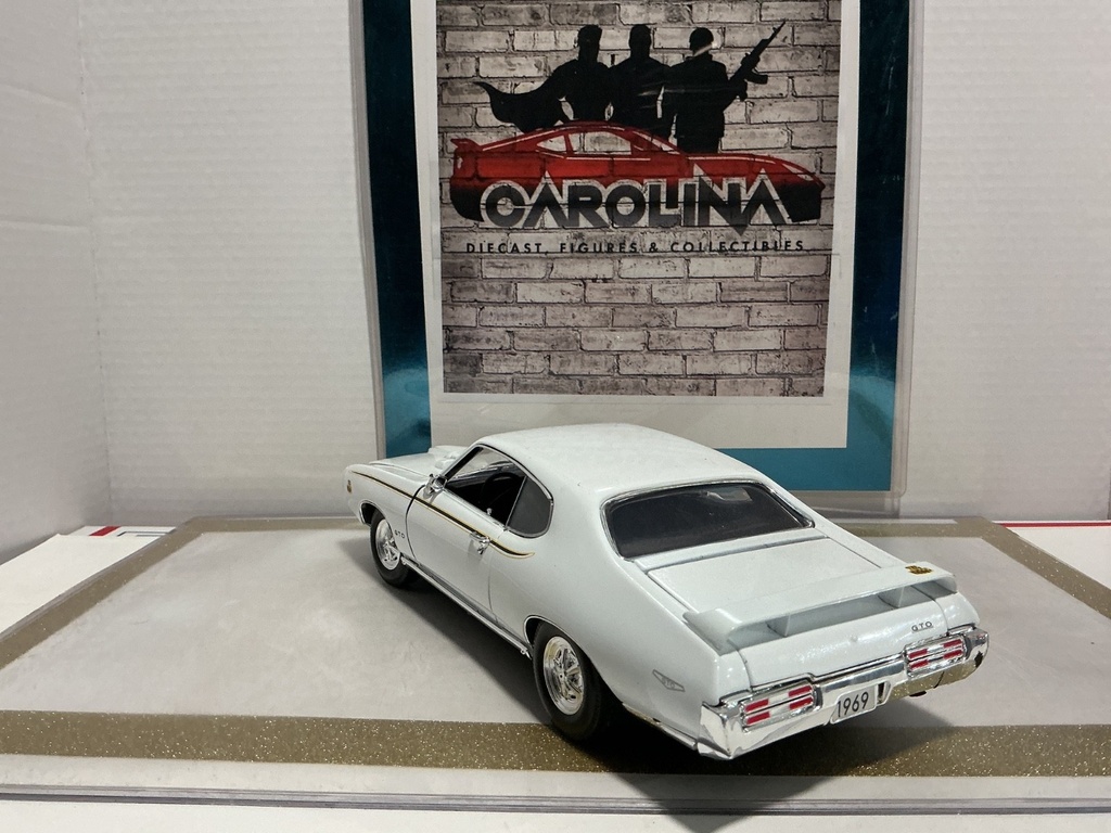 1/18: MOTOR MAX 1969 PONTIAC GTO WHITE ON BLACK image