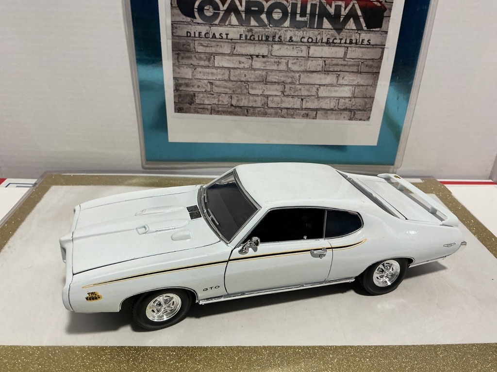 1/18: MOTOR MAX 1969 PONTIAC GTO WHITE ON BLACK image