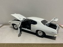 1/18: MOTOR MAX 1969 PONTIAC GTO WHITE ON BLACK image