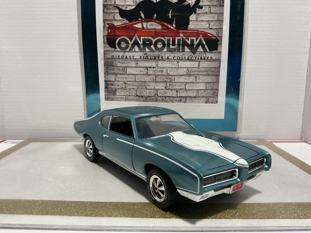 1/18: ERTL 1969 PONTIAC GTO ROYAL BODCAT CRYSTAL TURQUOISE ON BLACK image