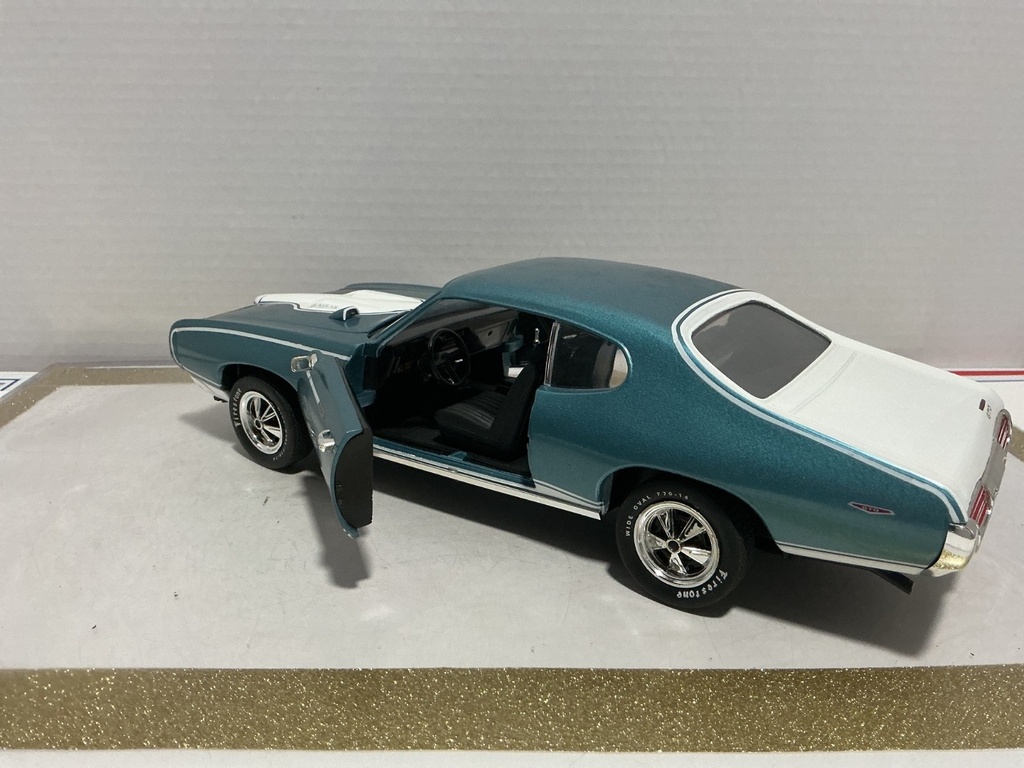 1/18: ERTL 1969 PONTIAC GTO ROYAL BODCAT CRYSTAL TURQUOISE ON BLACK image