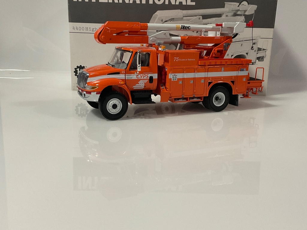 1/34 FIRST GEAR 4400 HIGH PERFORMANCE  bucket TRUCK CVPS  - Photo 3