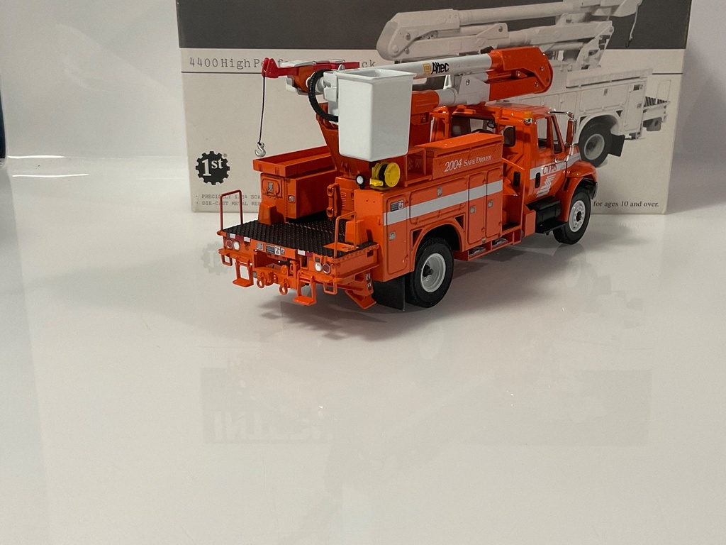 1/34 FIRST GEAR 4400 HIGH PERFORMANCE  bucket TRUCK CVPS  - Photo 6