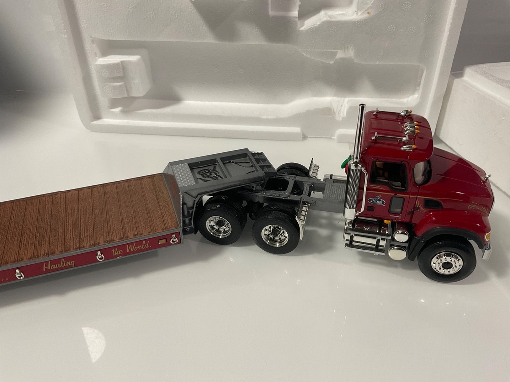 1/34 FIRST GEAR MACK GRANITE TRACTOR W/ LOWBOY  - Photo 6