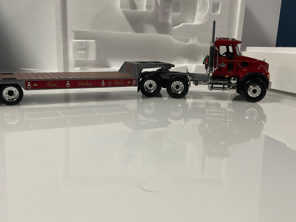 1/34 FIRST GEAR MACK GRANITE TRACTOR W/ LOWBOY  - Photo 8