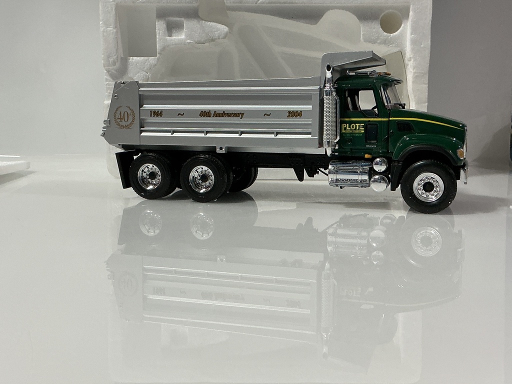 1/34 FIRST GEAR PLOTE INC  CONSTRUCTION 19–2987 MISSING A MIRROR DUMP TRUCK - Photo 4