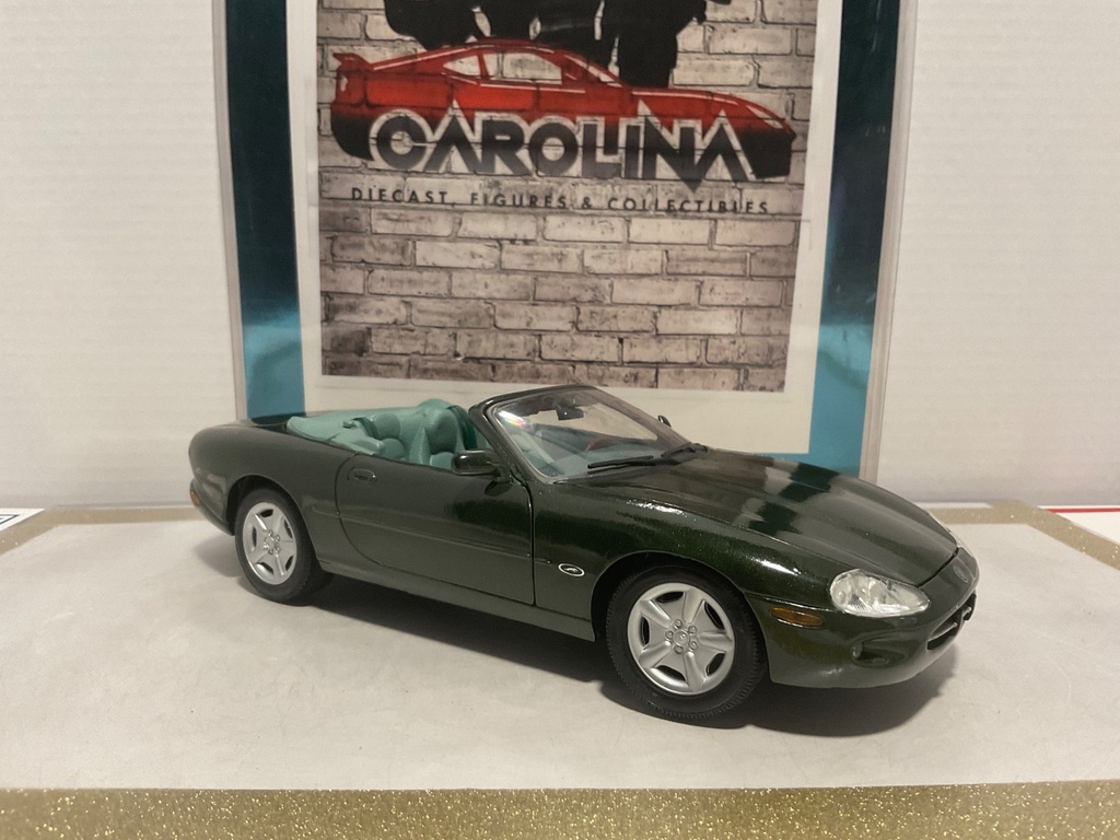 1/18: MAISTO JAGUAR XK8 GREEN ON GREEN image