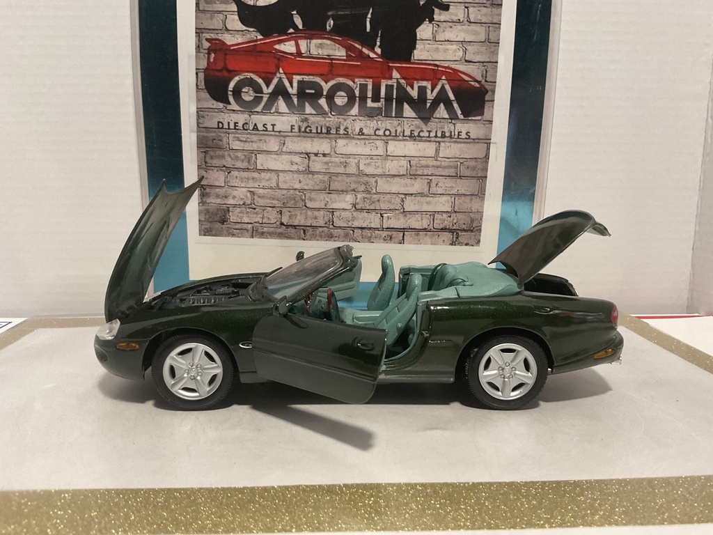 1/18: MAISTO JAGUAR XK8 GREEN ON GREEN image
