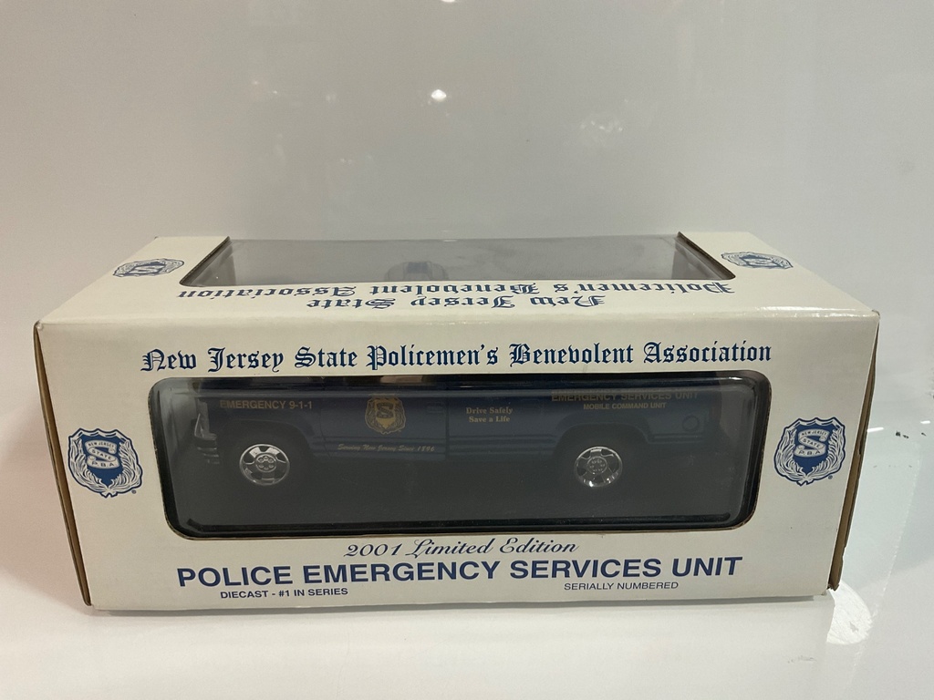 1/24 TAYLOR MADE TRUCKS CHEVY SUBURBAN NJSPBA 2001  - Photo 2