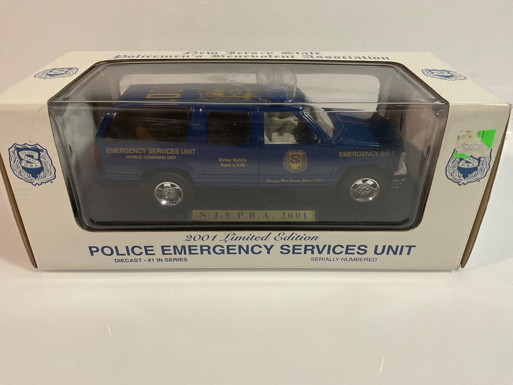 1/24 TAYLOR MADE TRUCKS CHEVY SUBURBAN NJSPBA 2001  - Photo 4