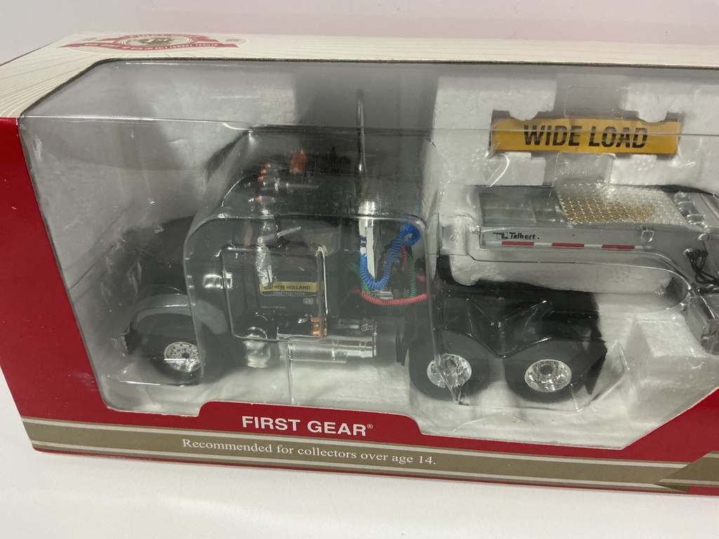 1:50 FIRST GEAR NEW HOLLAND MACK GRANITE WITH LOWBOY - Photo 2