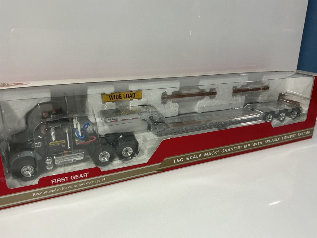1:50 FIRST GEAR NEW HOLLAND MACK GRANITE WITH LOWBOY - Photo 3