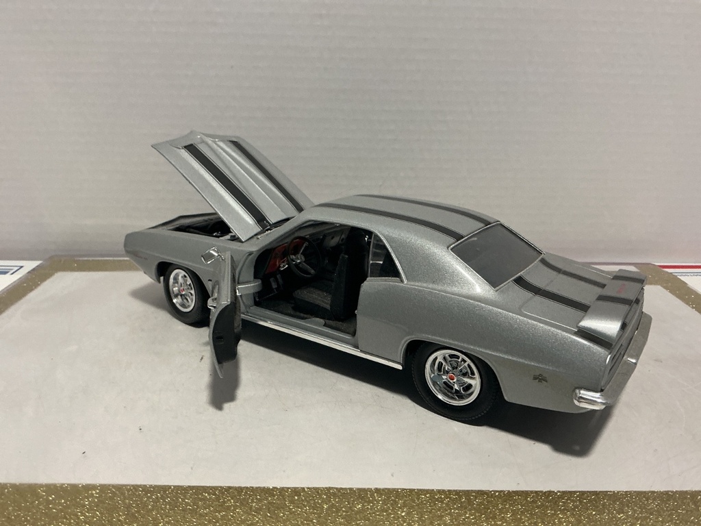 1/18: ROAD SIGNATURE 1969 PONTIAC FIREBIRD TRANS AM SILVER WITH BLACK STRIPE image