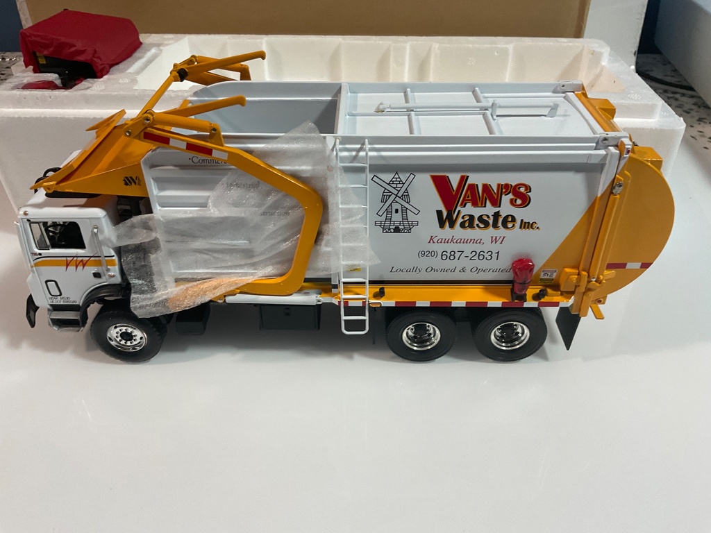 1/34 FIRST GEAR MACK MR FRONT LOAD REFUSE TRUCK W/BIN VAN’S 19-3528 LE  - Photo 2