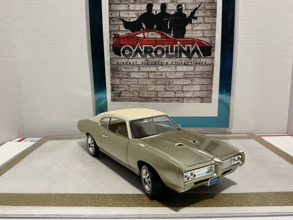1/18: ERTL 1969 PONTIAC GTO CHAMPAGNE ON CREAM image