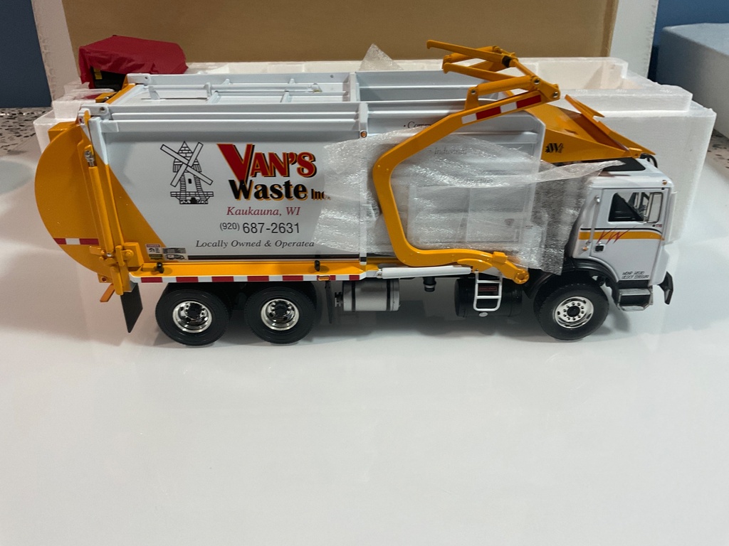 1/34 FIRST GEAR MACK MR FRONT LOAD REFUSE TRUCK W/BIN VAN’S 19-3528 LE  - Photo 3