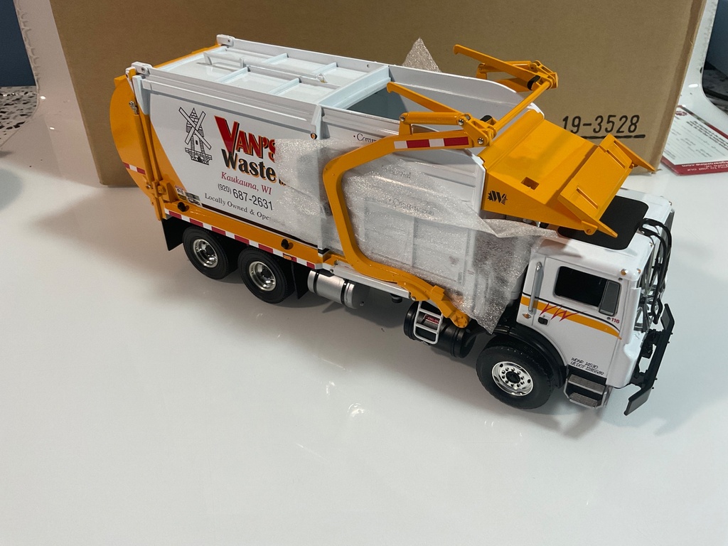 1/34 FIRST GEAR MACK MR FRONT LOAD REFUSE TRUCK W/BIN VAN’S 19-3528 LE  - Photo 4