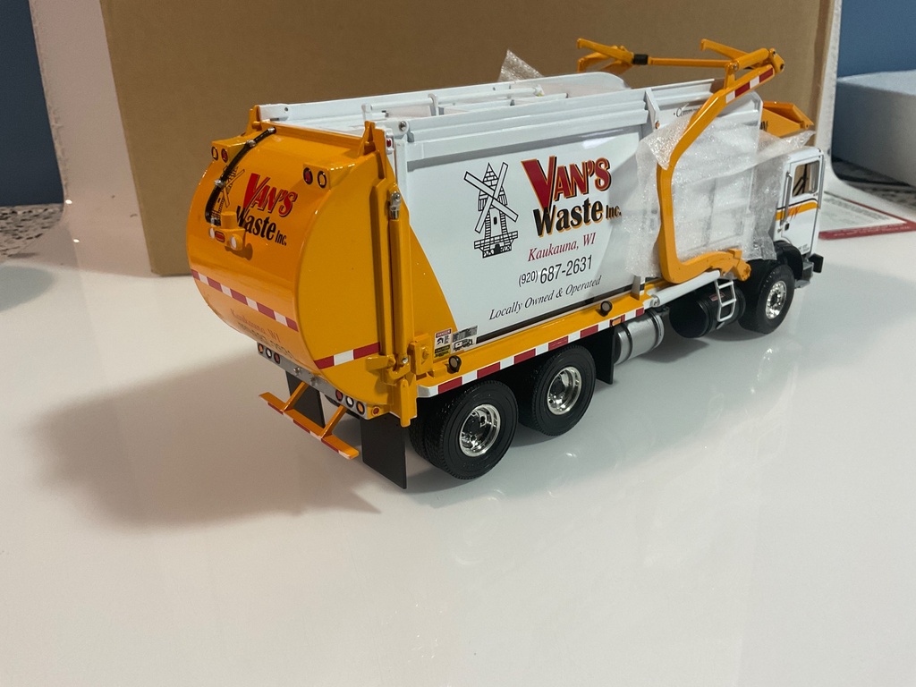 1/34 FIRST GEAR MACK MR FRONT LOAD REFUSE TRUCK W/BIN VAN’S 19-3528 LE  - Photo 5