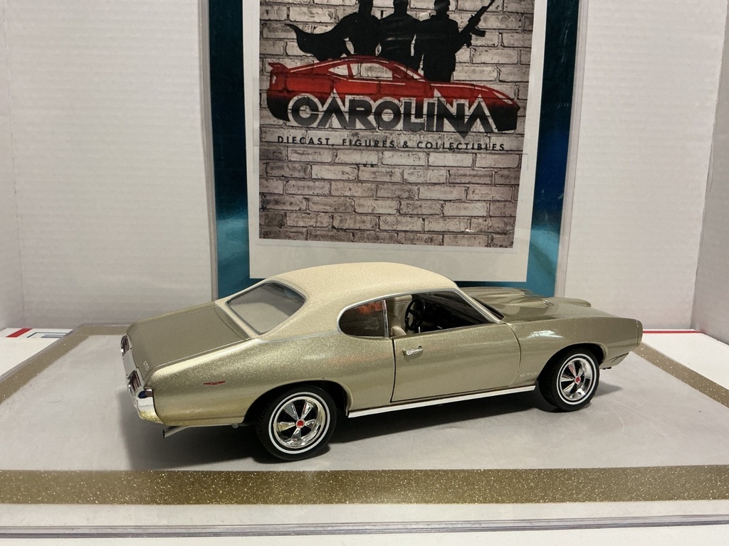 1/18: ERTL 1969 PONTIAC GTO CHAMPAGNE ON CREAM image