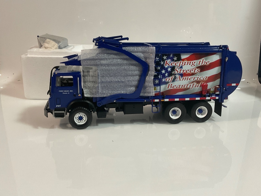 1/34 FIRST GEAR MR FRONT END LOADER REFUSE TRUCK W/ TRASH BIN  19-0037 - Photo 2