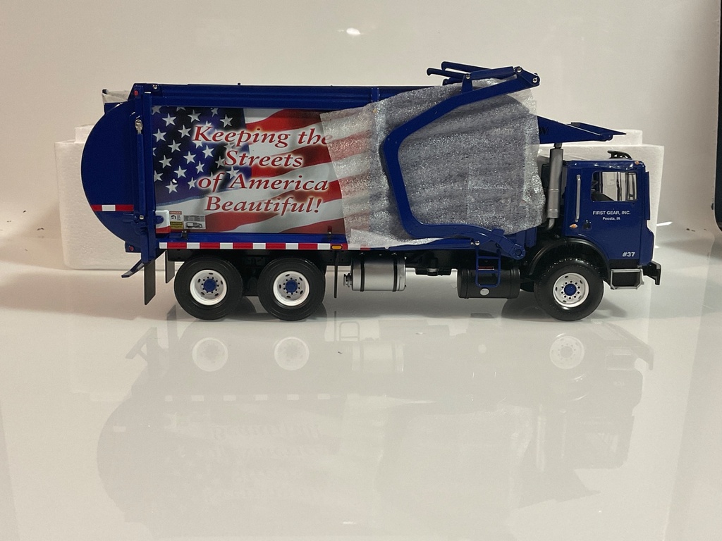 1/34 FIRST GEAR MR FRONT END LOADER REFUSE TRUCK W/ TRASH BIN  19-0037 - Photo 3