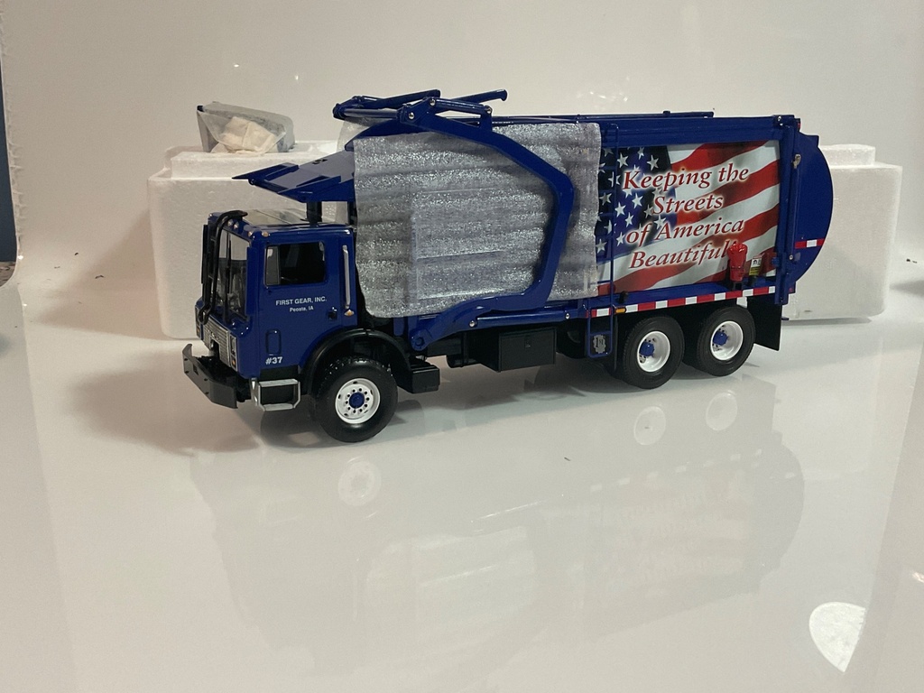 1/34 FIRST GEAR MR FRONT END LOADER REFUSE TRUCK W/ TRASH BIN  19-0037 - Photo 4