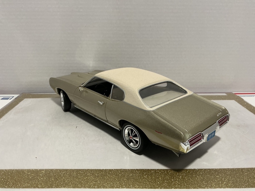 1/18: ERTL 1969 PONTIAC GTO CHAMPAGNE ON CREAM image