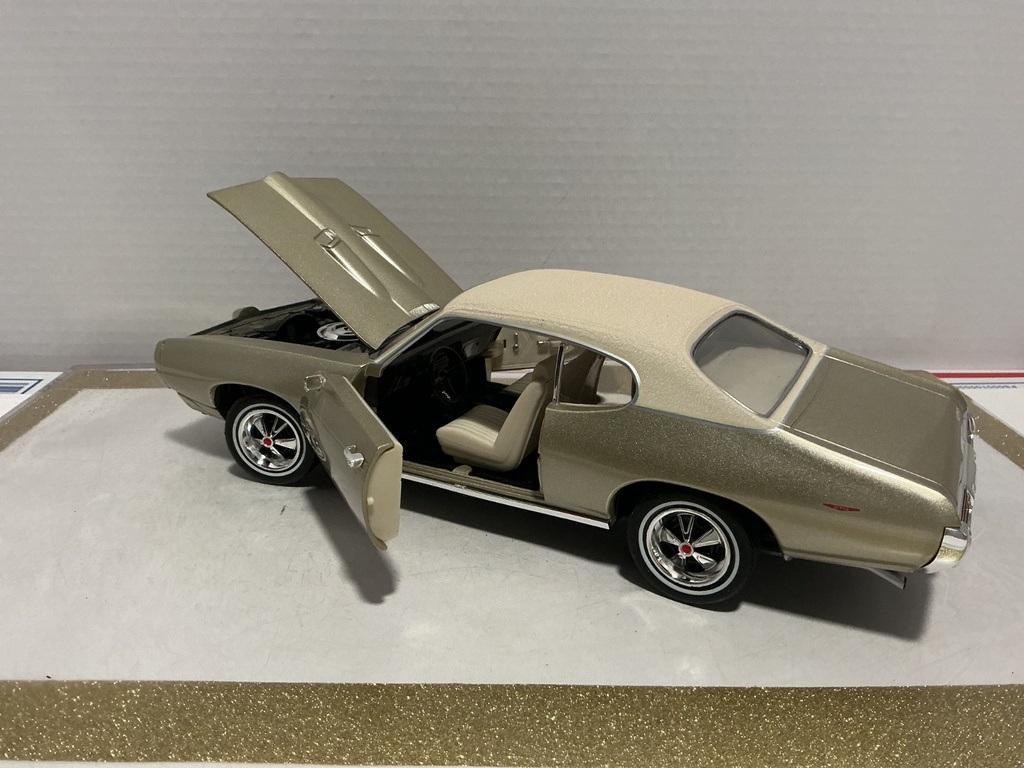 1/18: ERTL 1969 PONTIAC GTO CHAMPAGNE ON CREAM image