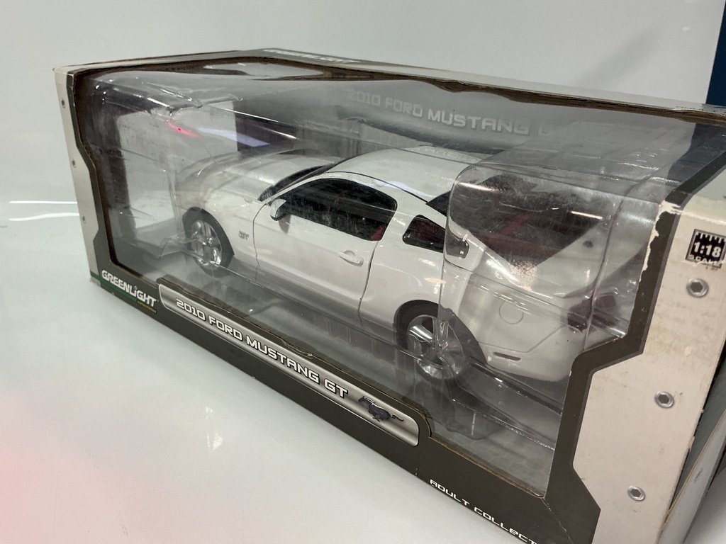 1/18 GREENLIGHT  2010 Ford Mustang GT BOX DAMAGED - Photo 2