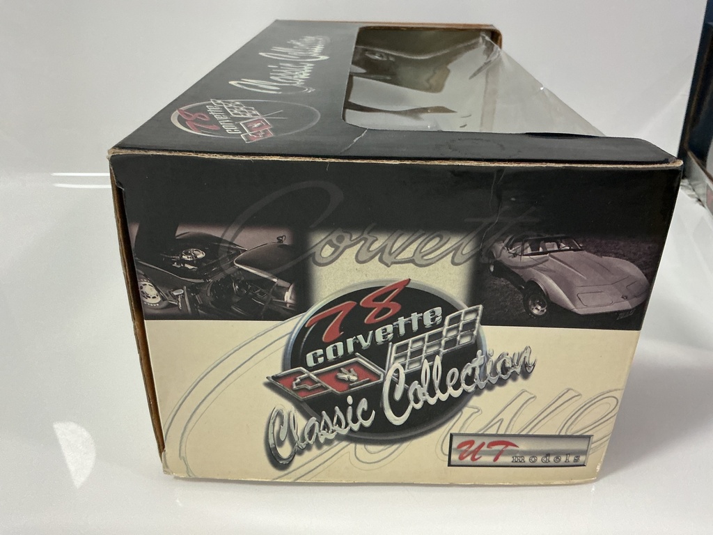 1/18 UT MODEL 1978 CORVETTE L82 BOX DAMAGED - Photo 2
