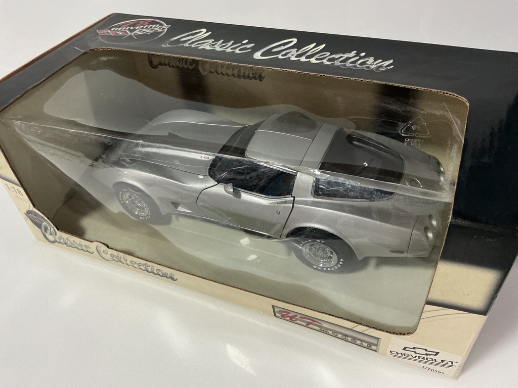 1/18 UT MODEL 1978 CORVETTE L82 BOX DAMAGED - Photo 4