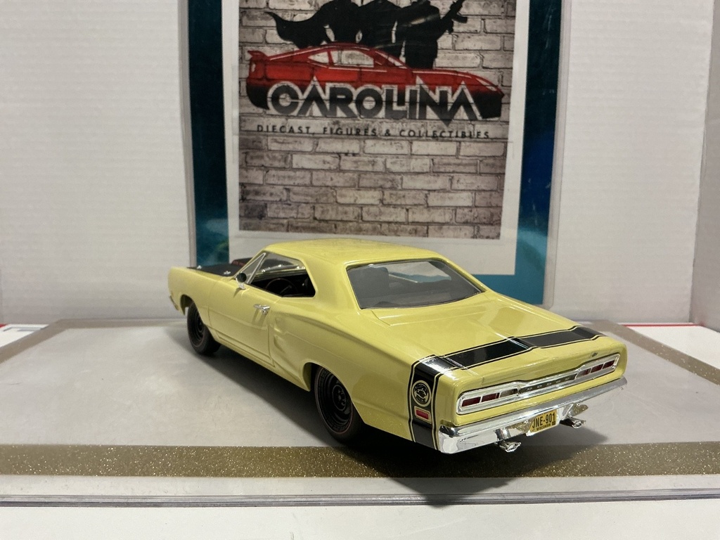 1/18: ERTL 1969 DODGE SUPER BEE YELLOW ON BLACK image