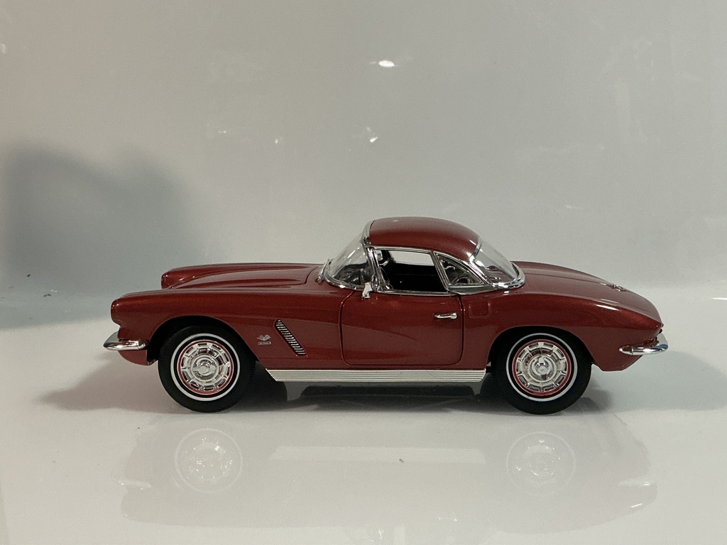 ERTL 1962 CORVETTE BURGUNDY ON BLACK - Photo 5
