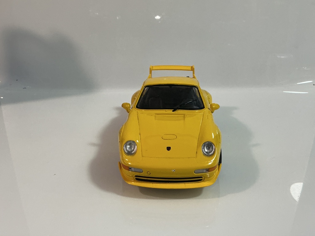 1/18 ANSON PORSCHE 911 GT2 YELLOW ON BLACK - Photo 2
