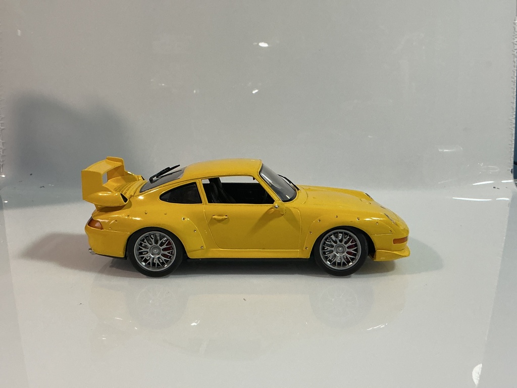 1/18 ANSON PORSCHE 911 GT2 YELLOW ON BLACK - Photo 4