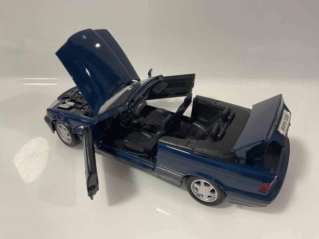 1/18 MAISTO BMW 325I CONVERTIBLE 1993 BLUE ON BLACK - Photo 2