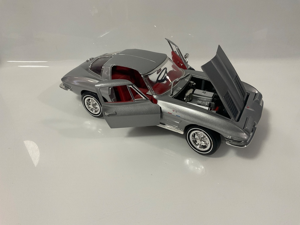 1/18 ERTL 1963 CHEVROLET CORVETTE SILVER ON RED - Photo 2