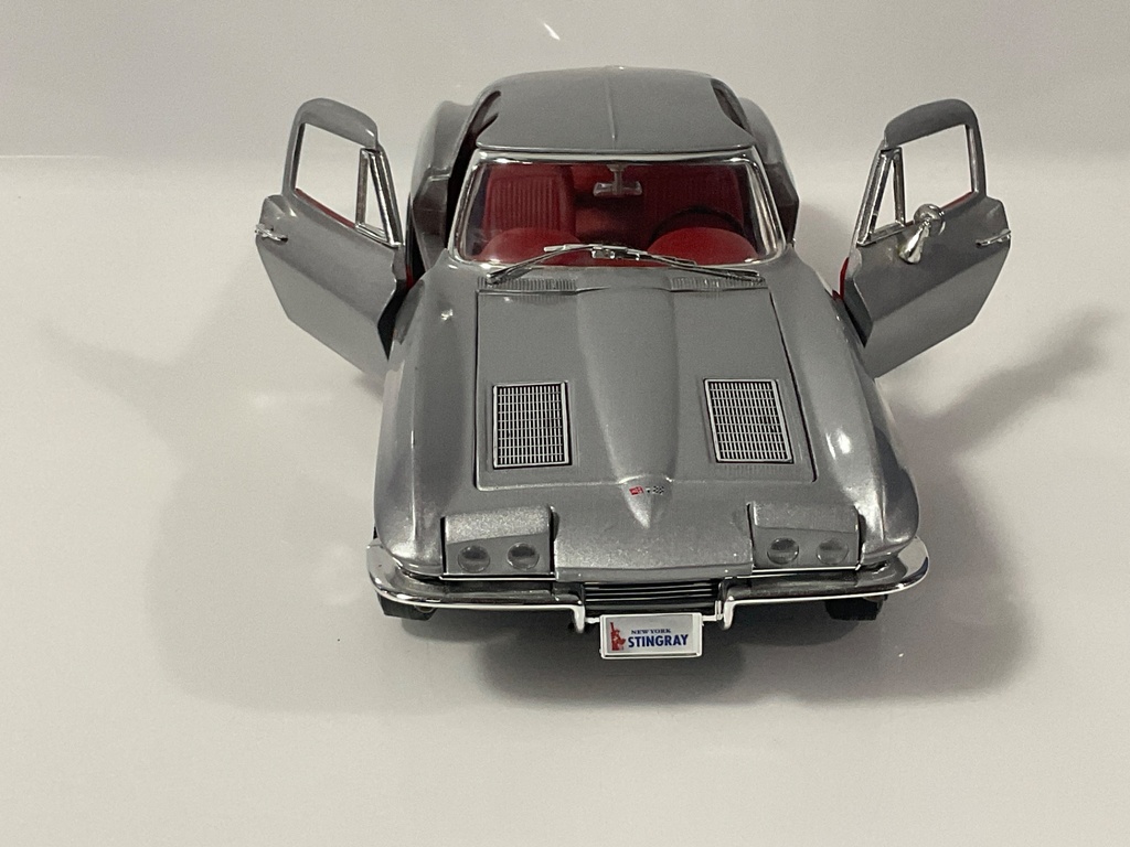 1/18 ERTL 1963 CHEVROLET CORVETTE SILVER ON RED - Photo 3
